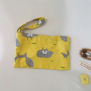 Vue détaillée du sac en coton jaune avec imprimé renard mignon et fermeture éclair