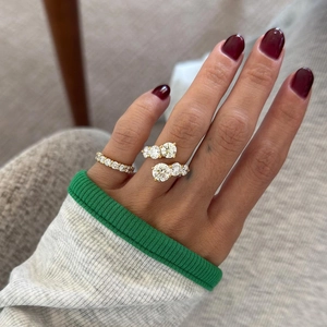 Primer plano de anillos de acero inoxidable en oro de 18K con circonitas blancas