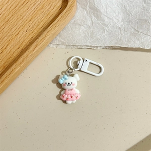 Portachiavi orso bianco carino con vestito fragola rosa e dettaglio fiocco blu