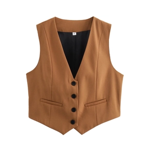 Mise à plat du gilet marron caramel cintré avec boutonnage simple et poches latérales