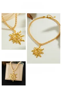 Vues détaillées du collier pendentif soleil avec chaîne torsadée dorée et écrin cadeau