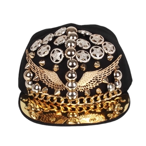Casquette punk hip-hop avec ailes dorées, clous métalliques et chaîne épaisse décorative