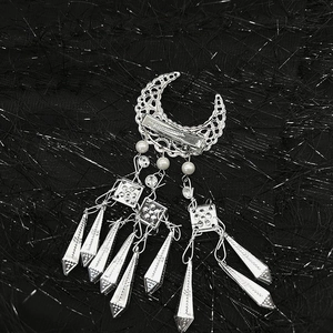 Pince à cheveux ethnique en argent en forme de lune avec perles et longs glands