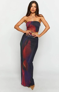 Détail d'une robe tube bustier avec imprimé floral abstrait foncé et coupe ajustée