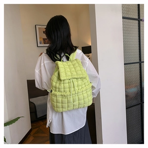Dettaglio dello zaino trapuntato verde fluorescente con coulisse e patta