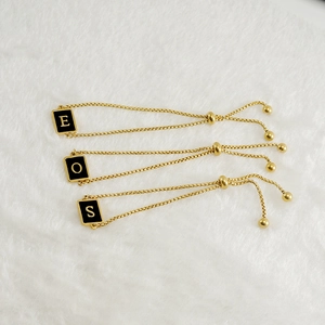 Bracelet ajustable en acier doré 18K avec breloques lettres en émail noir
