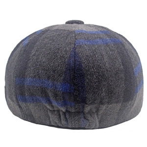 Détail de la casquette gavroche à carreaux gris et bleu avec son élastique arrière
