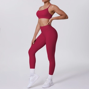 Détail d'un ensemble de yoga bordeaux avec fines bretelles et legging de sport taille haute