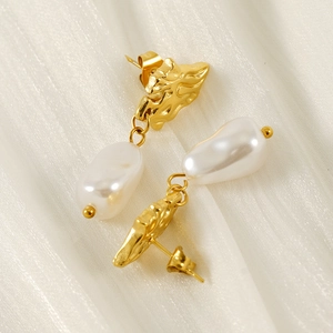 Boucles d'oreilles perles baroques et acier titane à texture dorée fondue