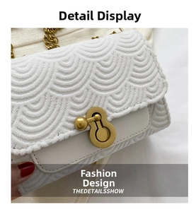 Détail de sac en nylon blanc gaufré avec fermoir doré élégant et bandoulière chaîne