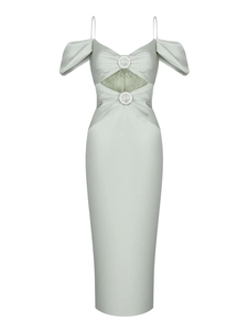 Détail de robe en satin vert clair avec dentelle ajourée et anneaux en strass brillants