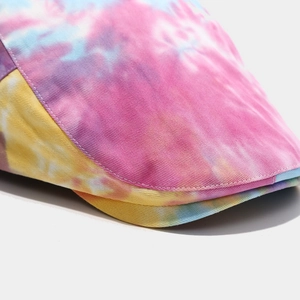 Detailaufnahme der Tie-Dye-Schirmmütze mit buntem Baumwolltwill und sauberer Naht