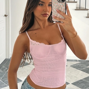 Débardeur caraco en dentelle et mesh rose clair ajusté présenté en selfie