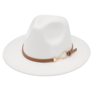 Détail du chapeau en feutre blanc avec sangle en cuir marron et boucle dorée élégante