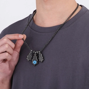 Detailaufnahme einer Herren-Punk-Edelstahlhalskette mit einem blauen Evil-Eye-Anhänger