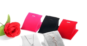 Détails des présentoirs à bijoux en velours pour colliers en cinq couleurs variées