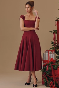 Détail de la robe rouge style français avec coupe trapèze et laçage au dos