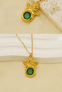 Close-up van de 18k vergulde engel hanger met een groene zirkonia edelsteen