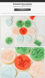 Detailansicht geprägter Weihnachtsbaum-Kekse mit Fondant-Mustern auf weißem Spitzenteller