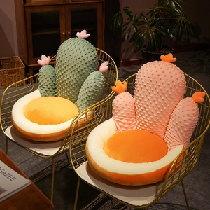 Coussin de chaise cactus en peluche verte avec texture douce et détails floraux