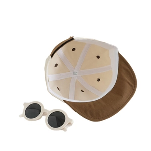 Ensemble bébé 2 pièces comprenant une casquette patchwork beige et des lunettes de soleil