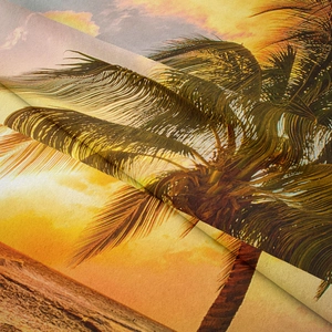Gros plan détaillé montrant l'imprimé coucher de soleil tropical sur un tissu bohème souple