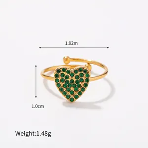Dettaglio dell'anello a cuore in oro 18K con zirconi verdi e misure di taglia