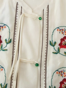 Gilet brodé de fleurs avec boutons chinois et col en V de couleur beige crème