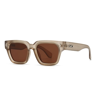 Klassische quadratische matte beige Sonnenbrille mit dunklen Gläsern und Metalldetails