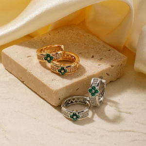Elegant four-leaf flower hoop earrings with green zircon in gold and silver plating