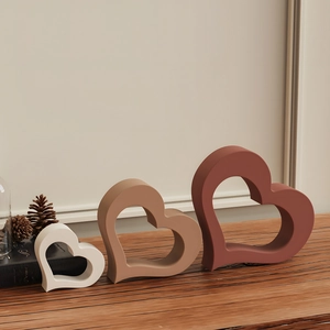 Tre decorazioni da tavolo a forma di cuore cavo in bianco, kaki e terracotta opaca