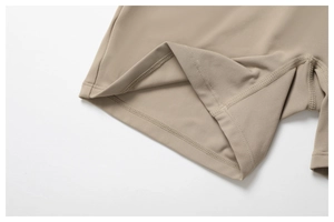 Gros plan d'un short de yoga kaki avec double couture et texture en tricot mat de qualité