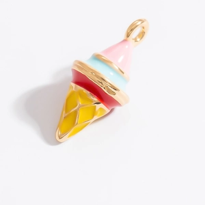 Détails de pendentifs cornet de glace colorés en rose, bleu et jaune au fini doré