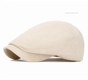 Détail de la casquette plate de couleur crème montrant la texture en coton et lin