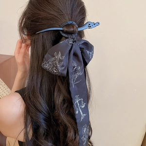 Détail d'un pic à cheveux noir avec un ruban fleuri au style chinois moderne