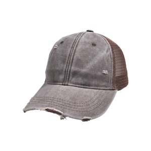 Vista detallada de gorra de béisbol de algodón lavado con malla transpirable y estilo retro