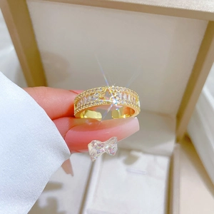 Verstellbarer Kleeblatt-Ring in Gold mit Pavé-Steinen und Stern-Ausschnitt für Damen