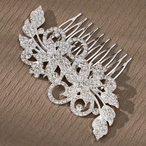 Eleganter silberner Haarkamm mit glitzernden Strasssteinen für Brautfrisuren