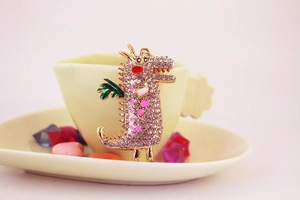 Détail du pendentif crocodile avec strass étincelants et finitions en émail coloré
