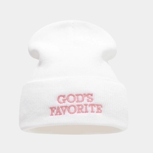 Détail du bonnet en tricot blanc avec broderie rose 'GOD'S FAVORITE' et texture