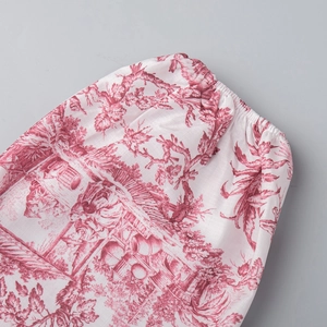Détail des poignets élastiques sur robe à imprimé Toile de Jouy rouge classique