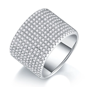 Makroaufnahme der mehrreihigen Moissanit-Fassung auf dem breiten S925 Sterlingsilber Ring