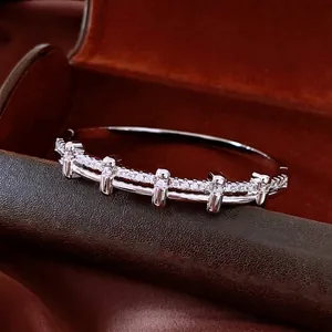 Bracelet jon jonc plaqué or 18 carats avec cristaux étincelants sur support cuir