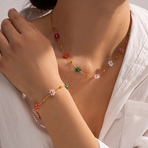 Parure en acier inoxydable plaqué or 18 carats avec fleurs tissées colorées