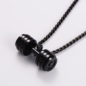 Dettaglio di una collana con ciondolo a manubrio nero da uomo con catena box lucida
