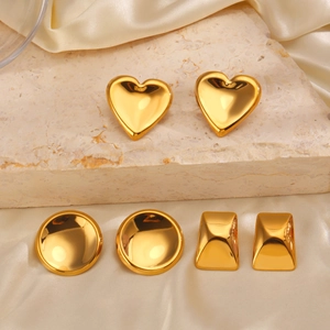 Set di orecchini a lobo a cuore, tondi e rettangolari placcati in oro 18 carati