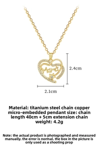 Vue détaillée du pendentif cœur MAMA doré avec des accents étincelants de zircons cubiques