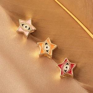 Sternförmige Evil Eye Emaille-Anhänger in Rosa, Orange und Rot auf Federhintergrund