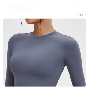 Detail des Rundhalsausschnitts eines schmal geschnittenen, graublauen Yoga-Sportshirts