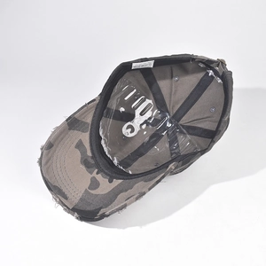 Détail de la doublure en coton avec étiquette et bord usé sur casquette baseball camouflage